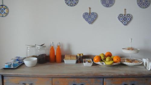 una mesa con un bol de fruta en ella en B&B Via Dei Templi, en Agrigento