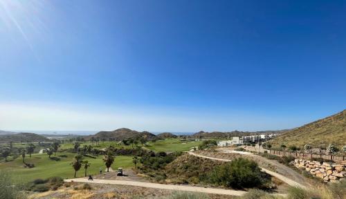 widok na pole golfowe z górami w tle w obiekcie Beautiful Apartment Casa Mundo Aguilón w mieście San Juan de los Terreros
