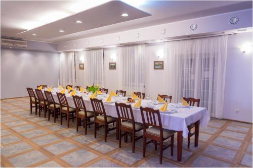a conference room with a long table and chairs at Willa Centrum in Supraśl