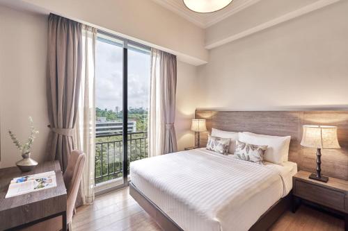 Adina Serviced Apartments Singapore Orchard في سنغافورة: غرفة نوم بسرير كبير ونافذة كبيرة