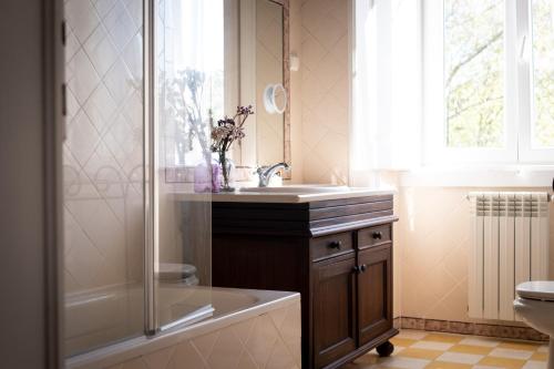 a bathroom with a sink and a shower at Hotel Rural Quinta do Juncal in Serra de El-Rei