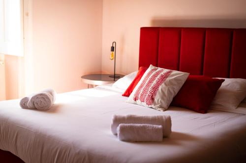 a large white bed with two towels on it at Hotel Rural Quinta do Juncal in Serra de El-Rei
