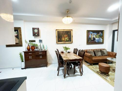 Ấp Phú ThọDuctaigallery's Entire Apt & Happy One Building的带桌子和沙发的客厅
