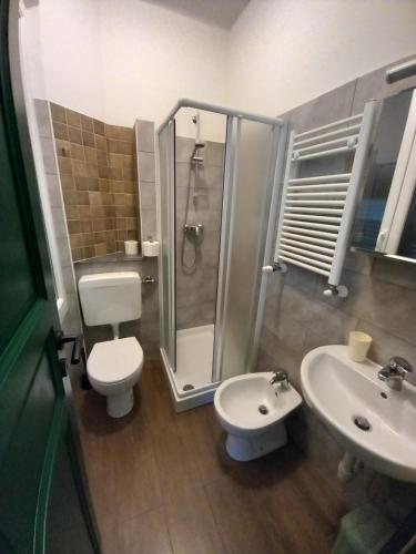 La salle de bains est pourvue de toilettes, d'une douche et d'un lavabo. dans l'établissement Celtic House B&B, à Varazze