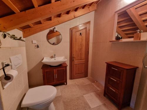 a bathroom with a toilet and a sink and a mirror at Villa Veneranda in Bubani