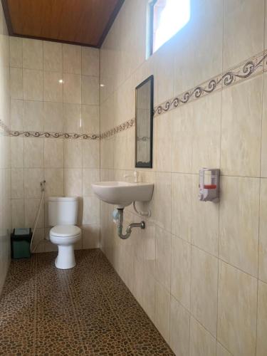 レンボンガン島にあるBima Homestay Lembonganのバスルーム(トイレ、洗面台付)