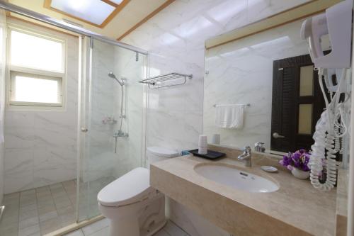 吉安的住宿－花田雅筑，浴室配有卫生间、淋浴和盥洗盆。