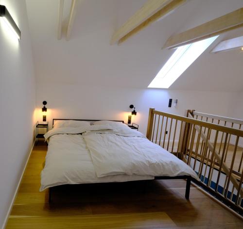 Wotel في Söchau: غرفة نوم عليها سرير وملاءات بيضاء