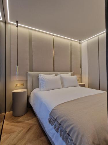 1 dormitorio con 1 cama grande con almohadas blancas en Luxurious accommodation on the Grand Prix track en Montecarlo