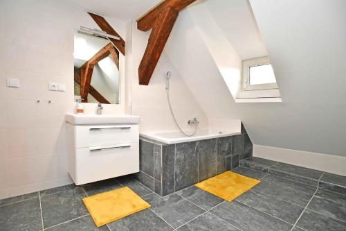 ein Badezimmer mit einem Waschbecken und einer Badewanne in der Unterkunft City Center Apartments in Prag