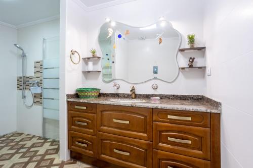 y baño con lavabo y espejo. en Ibarrangelu Suite by Urdaibai Rentals, en Ibarrangelu