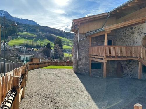 a building with a deck and a balcony at Alpin Chalet Samer Apt Fürstenblick in Sarntal