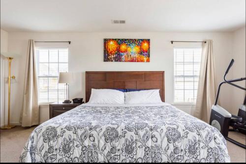 Ένα ή περισσότερα κρεβάτια σε δωμάτιο στο Van Gogh Guest Rm #1 • Van Gogh 1-Executive Room in a single family home