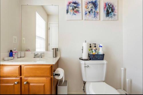 Ένα μπάνιο στο Van Gogh Guest Rm #1 • Van Gogh 1-Executive Room in a single family home