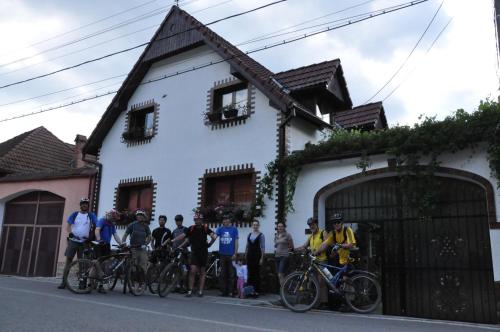 um grupo de pessoas em pé em frente a uma casa em Casa de vacanta Vidrighin em Rau Sadului