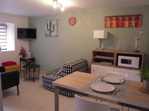sala de estar con mesa de comedor y sala de estar en Gite du fournil, en Bouresse