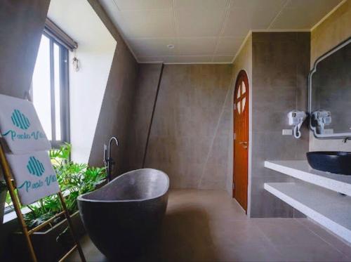 La salle de bains est pourvue d'une baignoire et d'un lavabo. dans l'établissement Villa 6PN view biển có bể bơi trong nhà, à Hạ Long