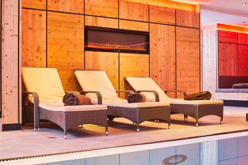 a group of chairs sitting next to a swimming pool at Das Salzburgblick in Ainring