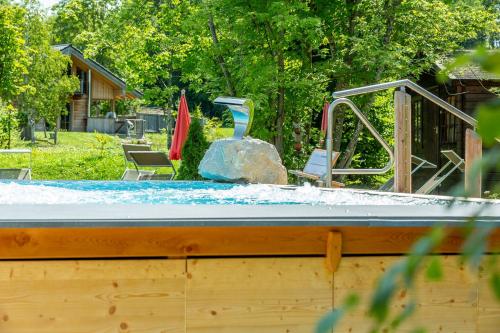 a statue of a vase sitting on top of a pool at Das Salzburgblick in Ainring