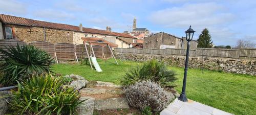 Taman di luar L'Ange gîte de groupe proche du Puy du Fou
