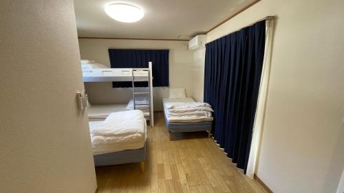 Kleines Zimmer mit 2 Betten und 1 Etagenbett in der Unterkunft 富士山下Cottage-A in Narusawa