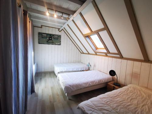 sypialnia z 2 łóżkami i świetlikiem w obiekcie Maison Aulon (Saint Lary) w mieście Aulon