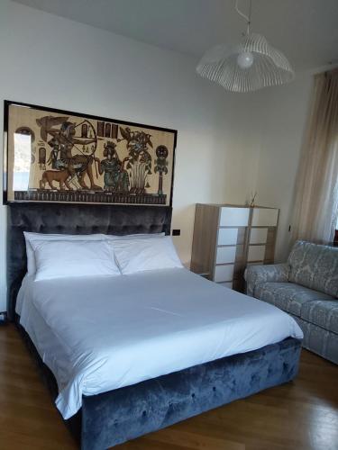 - une chambre avec un grand lit et un canapé dans l'établissement Villa La Luna, à Pognana Lario