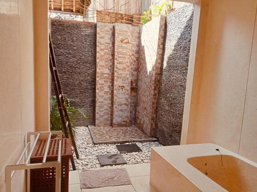 アメッドにあるAmed Santorini Villaのレンガの壁のバスルーム(シンク付)