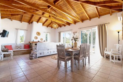 un ampio soggiorno con tavolo e sedie di Sea View Villa-Luxury Residence-Nature & Calm a Porto Heli