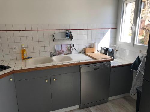 A kitchen or kitchenette at Appartement cosy et lumineux
