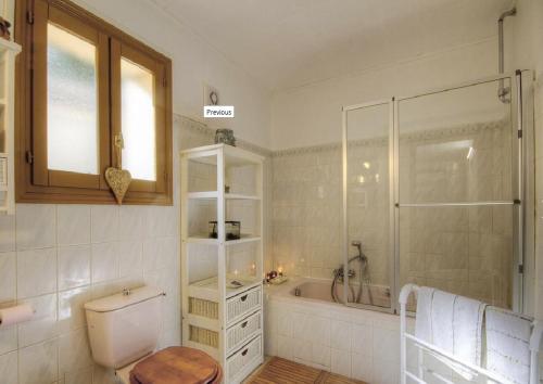 uma casa de banho com um chuveiro, um WC e uma banheira em Amon nos Ôtes em Vezzani
