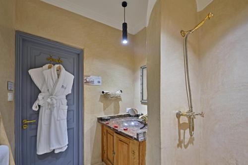 y baño con lavabo y ducha. en Riad Amya & Spa en Marrakech
