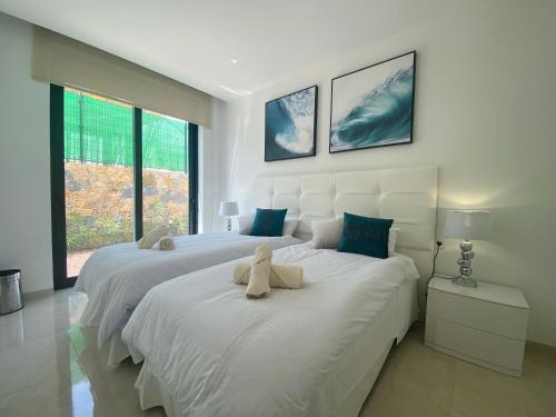 Ένα ή περισσότερα κρεβάτια σε δωμάτιο στο Modern 4 Bed Villa with Pool at Las Colinas LC1