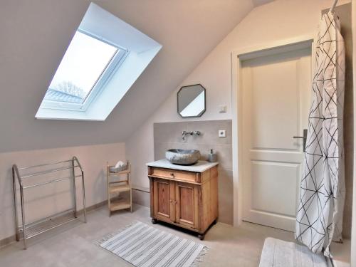 a bathroom with a sink and a skylight at Ferienzimmer Scholz-Riewerts in Silberstedt