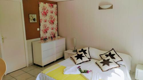 1 dormitorio con 1 cama con 2 almohadas en Studio le romantique à 20 kms de Nice, en Bendéjun