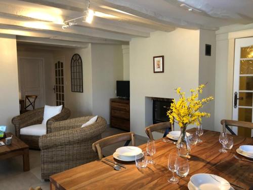 un salon avec une table en bois et un canapé dans l'établissement Rive de gartempe, à Vicq-sur-Gartempe