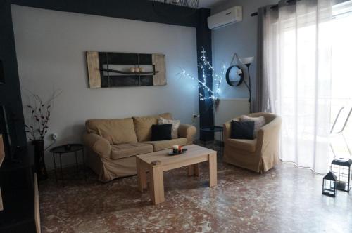 Sala de estar con 2 sofás y mesa de centro en margarita home, en Kalamata