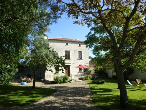 Photo de la galerie de l'établissement La maison forte, à Mirebeau