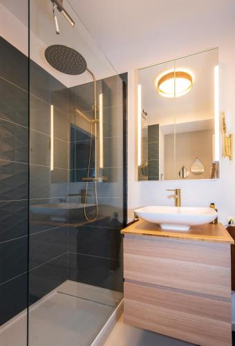 une salle de bain avec un lavabo et une douche dans l'établissement Studio Marina, de Parel aan de Côte d'Azur, à Hyères