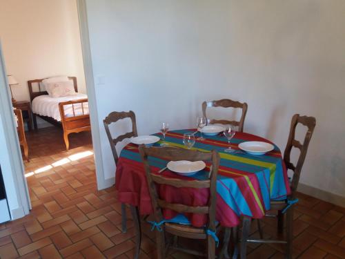 Reštaurácia alebo iné gastronomické zariadenie v ubytovaní Chateau d'ayron