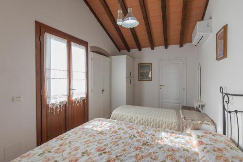 Tempat tidur dalam kamar di HelloElba Villetta Fiorita