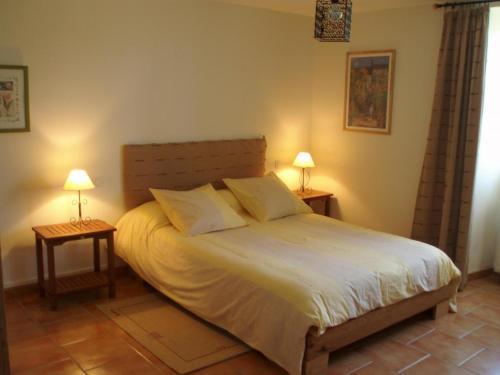 una camera da letto con un letto con due lampade su due tavolini di La chatellenie a Coulonges