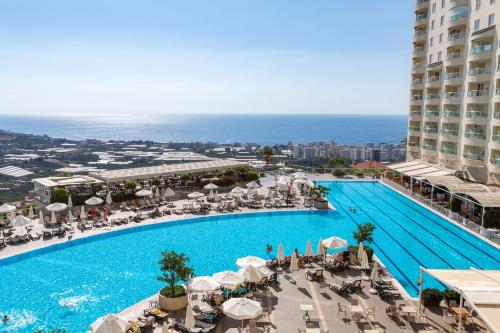 an overhead view of a swimming pool at a hotel at GOLD CITY 2+1 VİLLA + ÜCRETSİZ AQUAPARK in Alanya