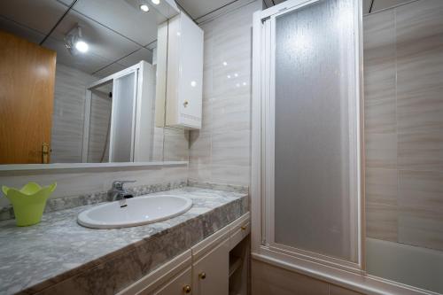 Ένα μπάνιο στο AT126 Con piscina y aire acondicionado, 5 min de la playa