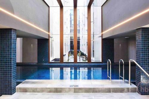 Πισίνα στο ή κοντά στο Midnight Luxe 2BR 2Bath Apartment 408 in the heart of Braddon Pool Sauna L4 Views Secure Parking Wine WiFi