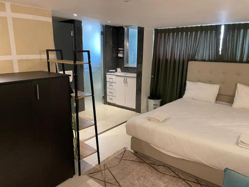 Katil atau katil-katil dalam bilik di Elven Hotel