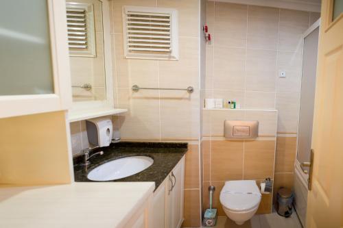 a bathroom with a sink and a toilet at GOLD CITY 2+1 VİLLA + ÜCRETSİZ AQUAPARK in Alanya