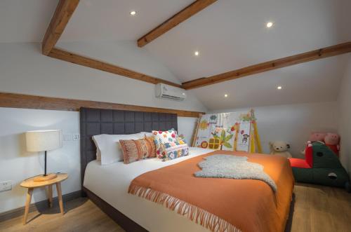 Ein Bett oder Betten in einem Zimmer der Unterkunft Lijiang Sunshine Nali Inn