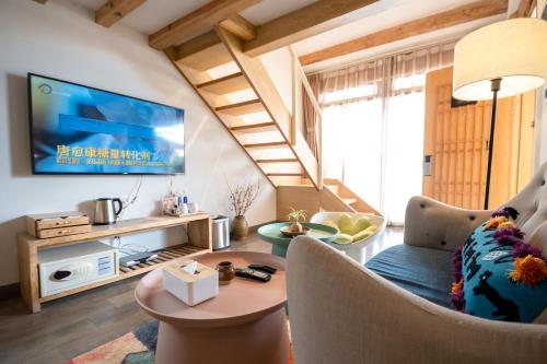 Ein Sitzbereich in der Unterkunft Lijiang Sunshine Nali Inn