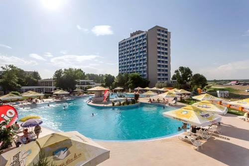 ein großer Pool mit Menschen in einem Resort in der Unterkunft Hotel AquaPark Balada Saturn - ULTRA ALL INCLUSIVE in Mangalia